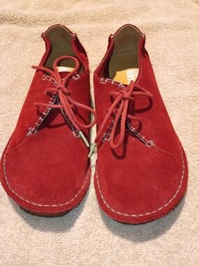 Clarks Red Suede Women's Moccasin Shoes GUC Size 8. OBO